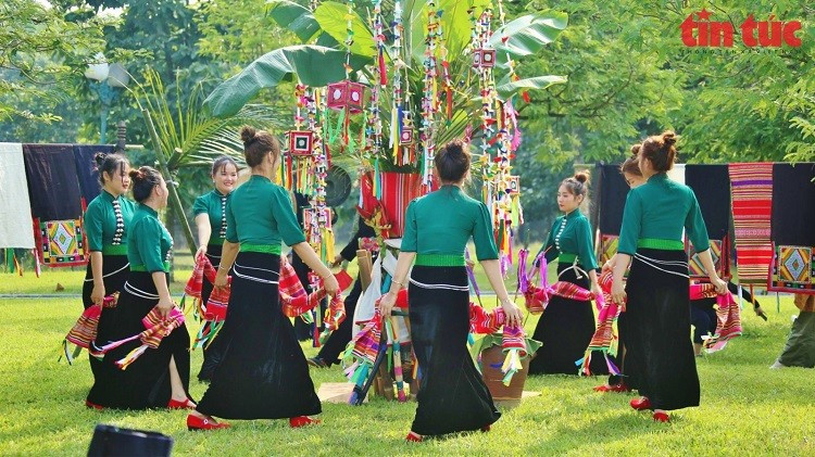 Des femmes thaï présentent une danse traditionnelle lors du festival Then Kin Pang. Photo : baotintuc.vn