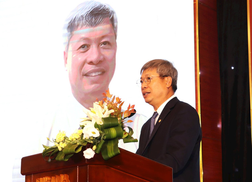 Hô Quang Buu, vice-président du Comité populaire de Dà Nang, prononce un discours de bienvenue au Forum économique Suisse-Vietnam 2025. Photo : baodanang.vn