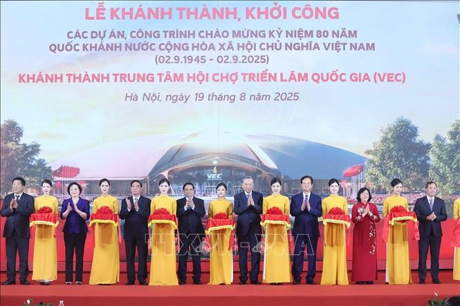 Le secrétaire général du Parti, Tô Lâm, le Premier ministre Pham Minh Chinh et des délégués ont assisté à la cérémonie d’inauguration de 250 projets et ouvrages dans 34 villes et provinces du pays. Photo : VNA