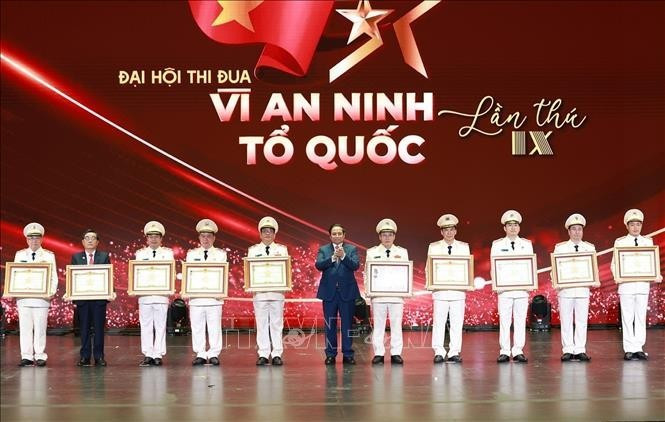 Le Premier ministre Pham Minh Chinh décerne le titre de Héros des Forces armées populaires et l'Ordre de défense de la Patrie de première classe aux collectifs et aux individus ayant accompli des exploits exceptionnels. Photo : VNA