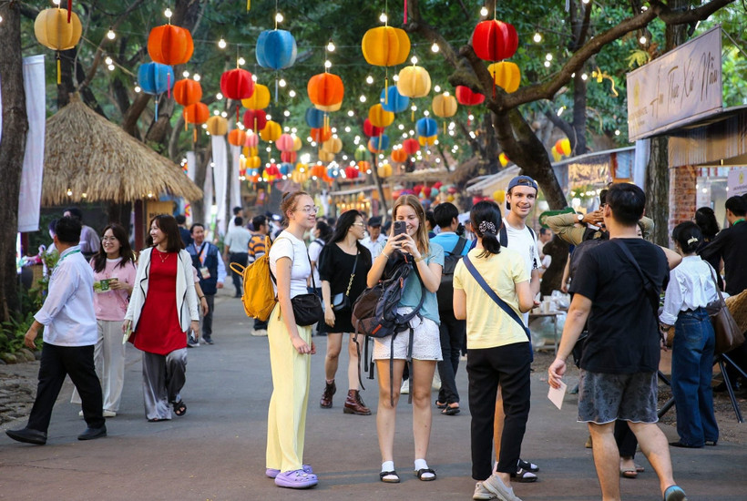 Des touristes à la fête gastronomique de Saigontourist Photos: Saigontourist