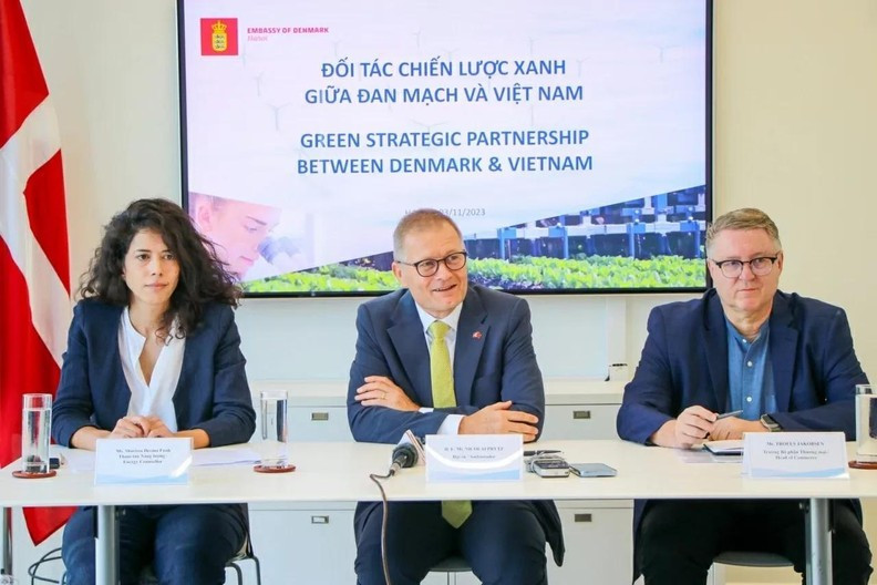 Lors d’une conférence de presse tenue en novembre 2023, l’ambassadeur Nicolai Prytz a affirmé que le Vietnam et le Danemark partagent un objectif commun : un avenir vert. Photo : Thanh nien