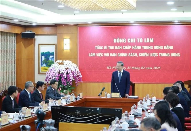 Le secrétaire général du Parti, Tô Lâm, s’exprime lors de la séance de travail avec la Commission des politiques et des stratégies du Comité central du Parti, à Hanoi, le 24 février. Photo: VNA