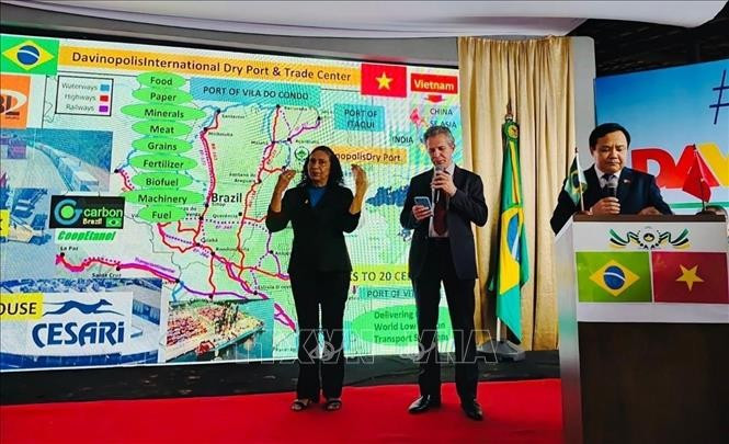 L’ambassadeur Bui Van Nghi et le maire Zé Pequeno lors de la réunion de travail à Davinópolis. Photo : ambassade du Vietnam au Brésil