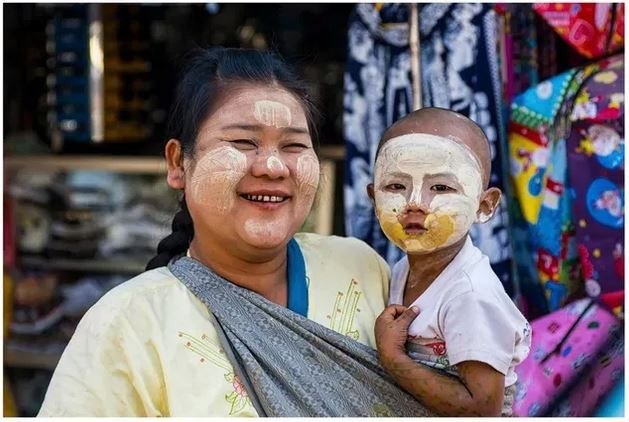 «Le style de maquillage unique des femmes birmanes». Photo : Truong Công Luc