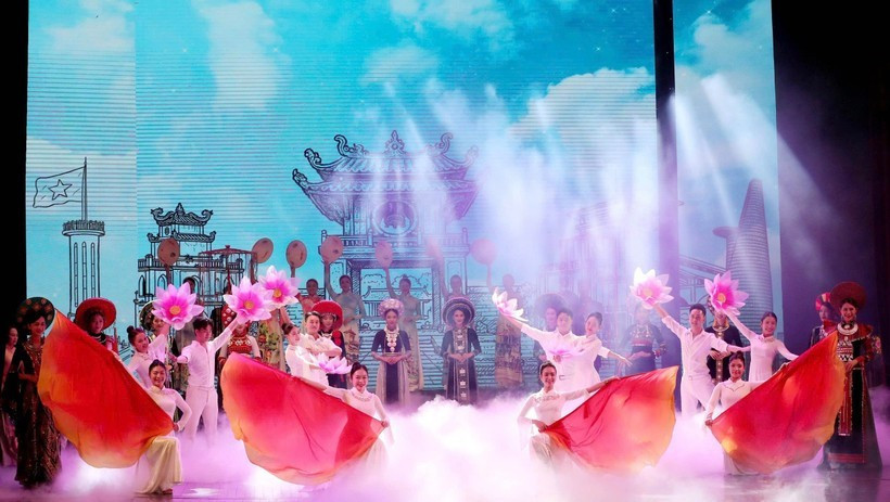 Depuis des générations, l’ao dài incarne l’élégance, la modestie et la grâce, reflétant l’esprit et la personnalité du peuple vietnamien. Photo : VietnamPlus