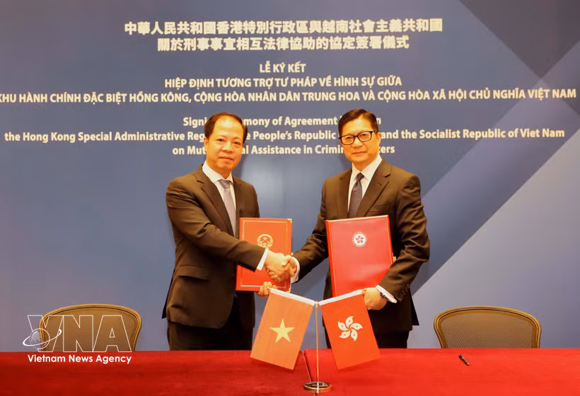 Le procureur général adjoint du Parquet populaire suprême du Vietnam, Trân Hai Quân et le secrétaire à la Sécurité de Hong Kong, Tang Ping-keung signent l'accord d’entraide judiciaire en matière pénale. Photo: VNA