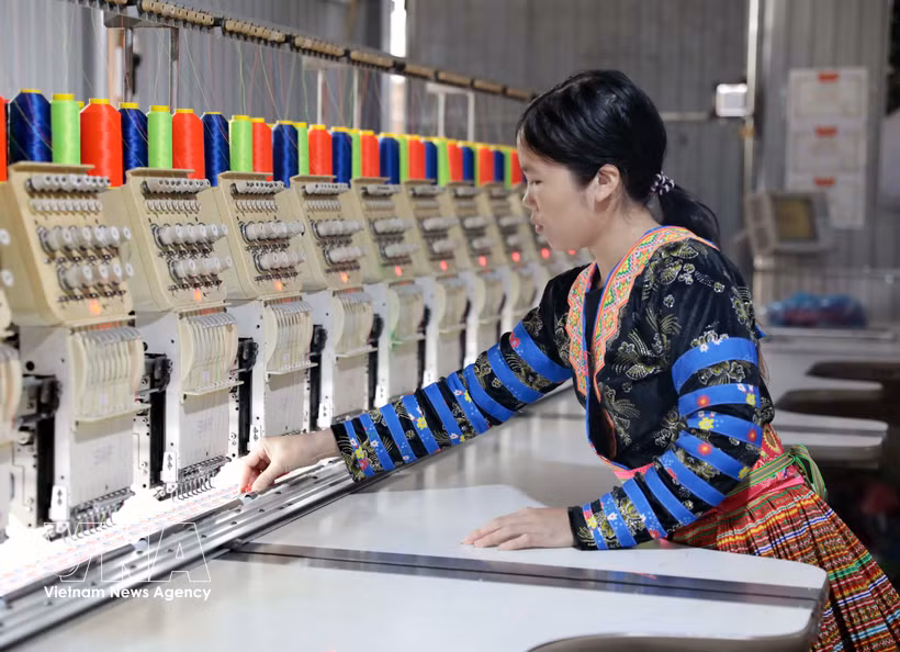 Grâce à l'accès à des prêts à taux préférentiels, Mua Thi La, une femme de l'ethnie Hong originaire du village de Ban My A, a ouvert un atelier de confection de costumes traditionnels, créant ainsi des emplois et des revenus stables et contribuant à l'élimination progressive et durable de la pauvreté. Photo : VNA