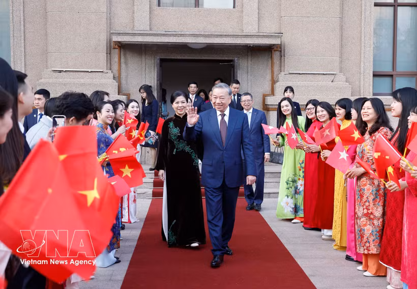 Le secrétaire général du Parti communiste du Vietnam et président de la République Tô Lâm et son épouse rencontrent le personnel de l’ambassade du Vietnam en Chine et les représentants de la communauté des Vietnamiens en Chine. Photo : VNA