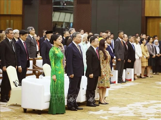 Le secrétaire général du Parti communiste du Vietnam, Tô Lâm et son épouse, et le secrétaire général de l’ASEAN, le Dr Kao Kim Hourn, lors de la cérémonie, à Jakarta, le 10 mars. Photo : VNA