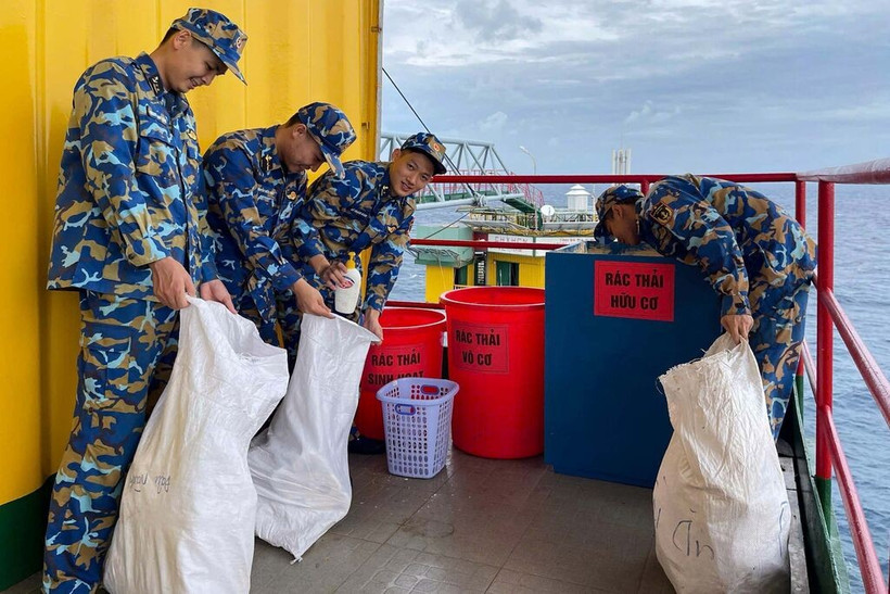 Le tri des déchets sur la plateforme DK1. Photo : CTV/CVN
