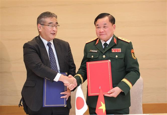 Le vice-ministre vietnamien de la Défense Hoàng Xuân Chiên (à doite) et le vice-ministre japonais de la Défense, Kano Koji, échangent le procès-verbal du 11e dialogue sur la politique de défense Vietnam-Japon. Photo: VNA