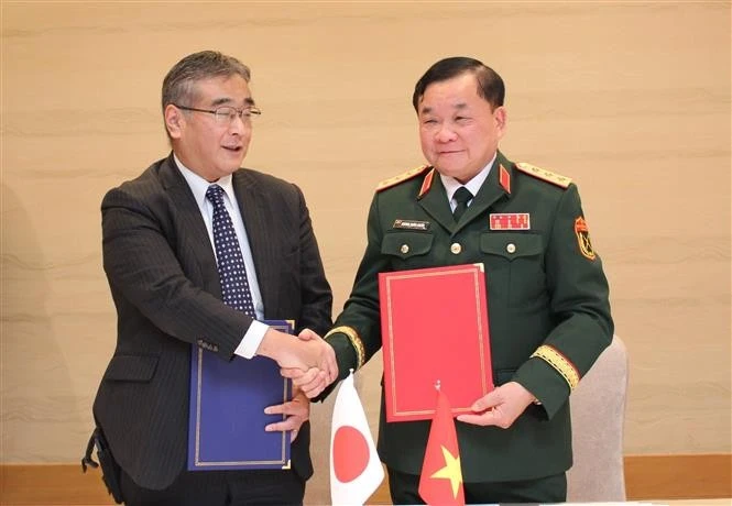 Le vice-ministre vietnamien de la Défense Hoàng Xuân Chiên (à doite) et le vice-ministre japonais de la Défense, Kano Koji, échangent le procès-verbal du 11e dialogue sur la politique de défense Vietnam-Japon. Photo: VNA