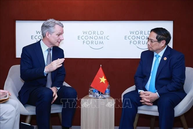Le Premier ministre Pham Minh Chinh (à droite) rencontre Peter Körte, membre du directoire et directeur de la technologie et de la stratégie de Siemens AG, à Tianjin, le 25 juin. Photo : VNA