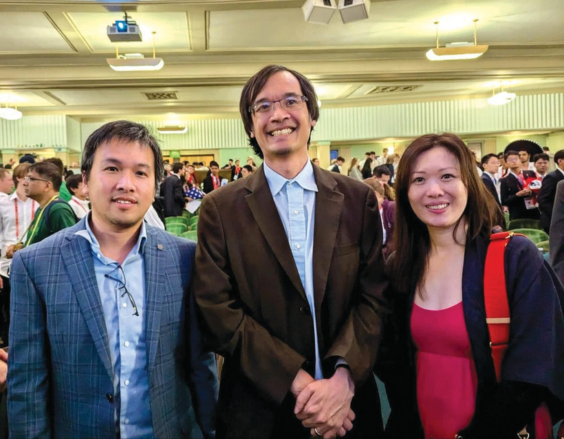 Le Dr. Luong Minh Thang, entouré du mathématicien australien Terence Tao (centre) et de son épouse, Wendy Uyên Nguyên (droite). Photo : CTV