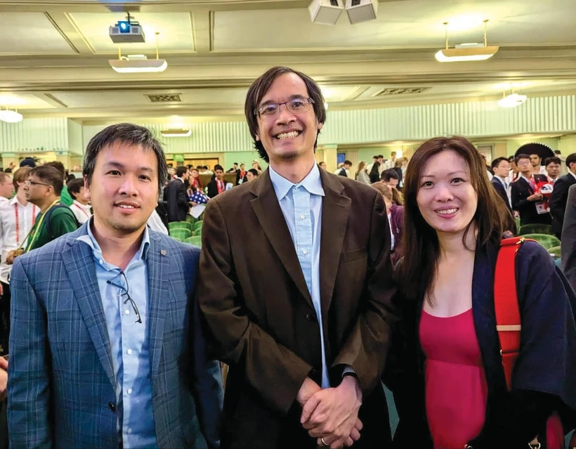 Le Dr. Luong Minh Thang, entouré du mathématicien australien Terence Tao (centre) et de son épouse, Wendy Uyên Nguyên (droite). Photo : CTV
