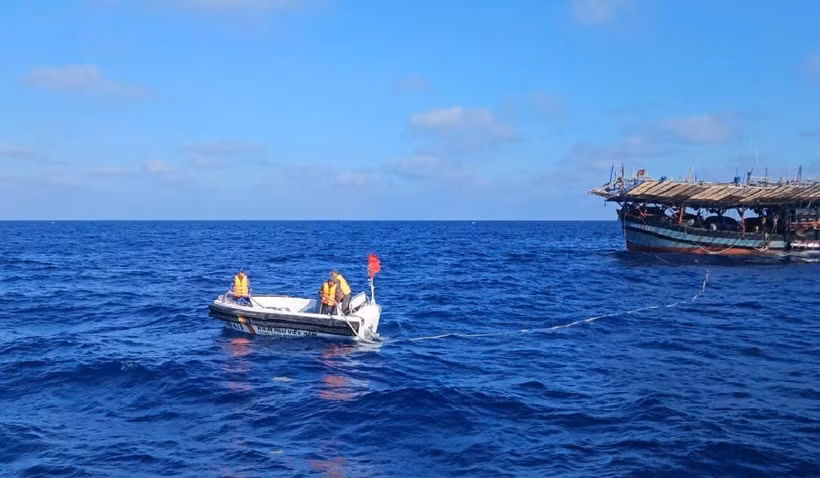 Opération de remorquage pour le bateau de pêche QNg 90251 TS. Photo diffusée par la VNA