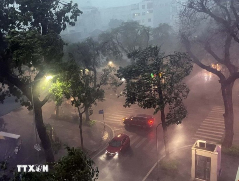 De violents orages provoqués par le typhon Wipha ont semé le chaos dans les rues de Hanoi. Photo: VNA