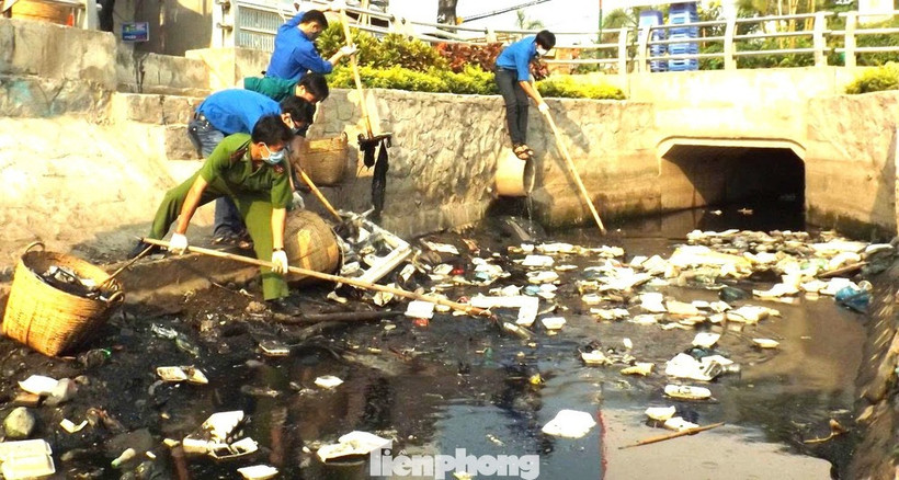 Les zones riveraines et les canaux traversant les zones urbaines présentent une forte densité de déchets plastiques. Photo: Tien Phong