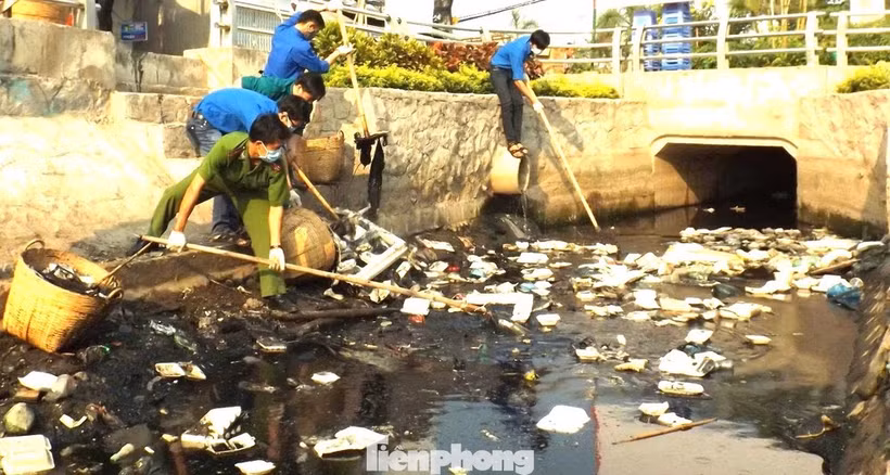 Les zones riveraines et les canaux traversant les zones urbaines présentent une forte densité de déchets plastiques. Photo: Tien Phong