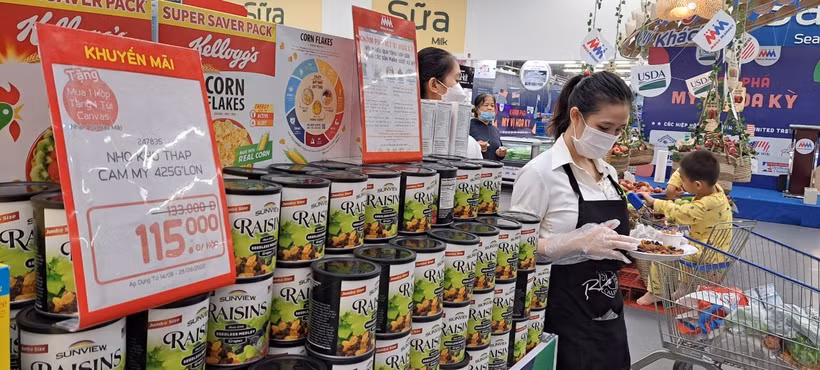 Raisins secs américains en conserve sur les rayons du MM Mega Market An Phu, Hô Chi Minh-Ville. Photo d'archive: nld.com.vn