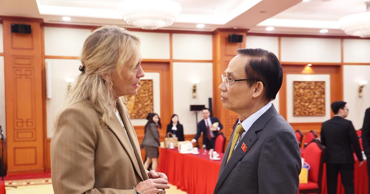 Le ministre des Affaires étrangères Le Hoai Trung reçoit son homologue islandaise