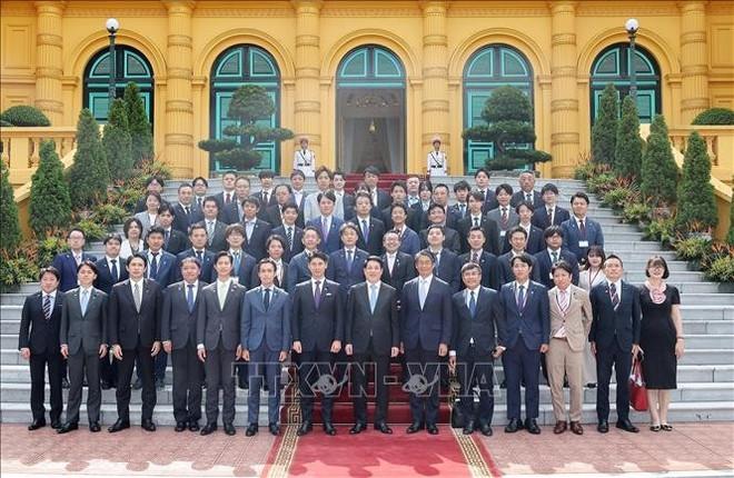 Le président de la République, Luong Cuong, et la délégation japonaise. Photo: VNA uuide4e3aaab-5bfa-4a1f-a744-a25c481e484ccode001library1type1mode1loctruecaptrue.jpg