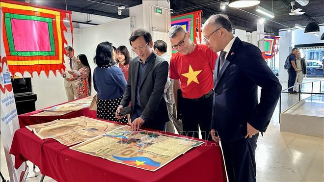 L'espace présentant l'édition spéciale du journal Nhan Dan a attiré de nombreux participants. Photo: VNA vna-potal-kieu-bao-tai-phap-ky-niem-50-nam-thong-nhat-dat-nuoc-trong-xuc-dong-va-tu-hao-stand.jpg