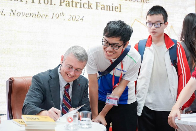 L'ambassadeur de Belgique au Vietnam, Karl Van Den Bossche lors d'un échange avec des étudiants de l'Université du commerce extérieur à Hanoï. Photo: ambassade de Belgique. daisubi.jpg