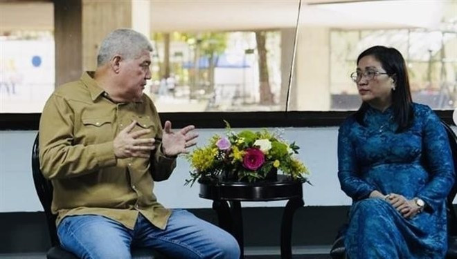 La vice-présidente de la Commission de sensibilisation, d’éducation et de mobilisation des masses, Dinh Thi Mai, et Eduardo Piñera, vice-président du PSUV et président de la Commission centrale de l’idéologie et de la formatio. Photo: VNA vna-potal-doan-ban-tuyen-giao-va-dan-van-trung-uong-tham-lam-viec-tai-venezuela-va-mexico-8184826.jpg