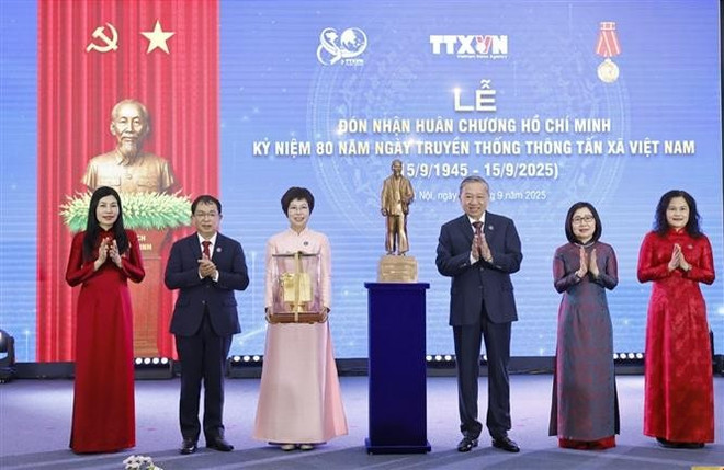 Le secrétaire général du Parti, To Lam, remet à la VNA une statue du Président Hô Chi Minh. Photo: VNA vna-potal-le-ky-niem-80-nam-ngay-truyen-thong-thong-tan-xa-viet-nam-8274219.jpg