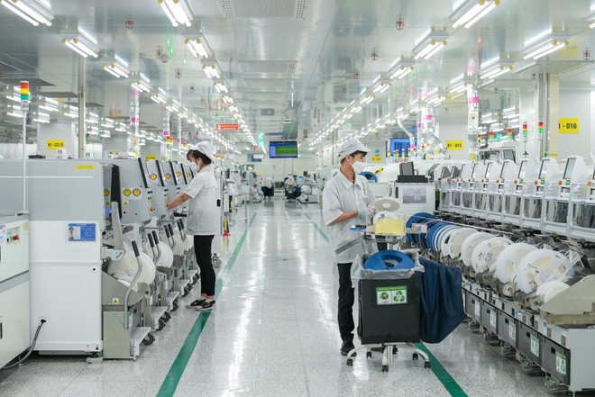 L'amélioration du cadre institutionnel est importante pour créer un climat des affaires plus favorable. Photo: Vietnam+ nhan-vien-samsung-tai-day-chuyen-sx-cac-thiet-bi-5g-3.jpg