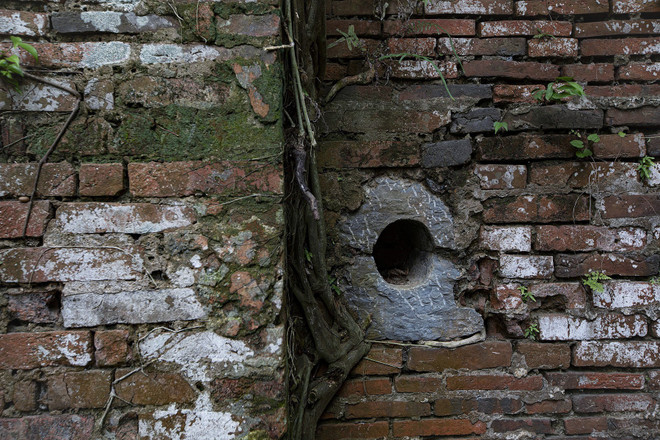 Blocs de pierre à l’intérieur de la voûte, probablement utilisés pour fixer des verrous. Photo : VNA anh-7-8.jpg