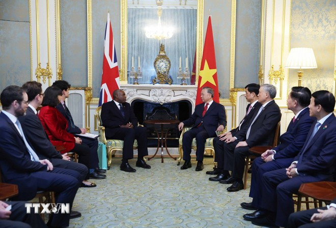 Le secrétaire général du PCV Tô Lâm (droite) rencontre le vice-Premier ministre britannique David Lammy. Photo: VNA lam-1.jpg
