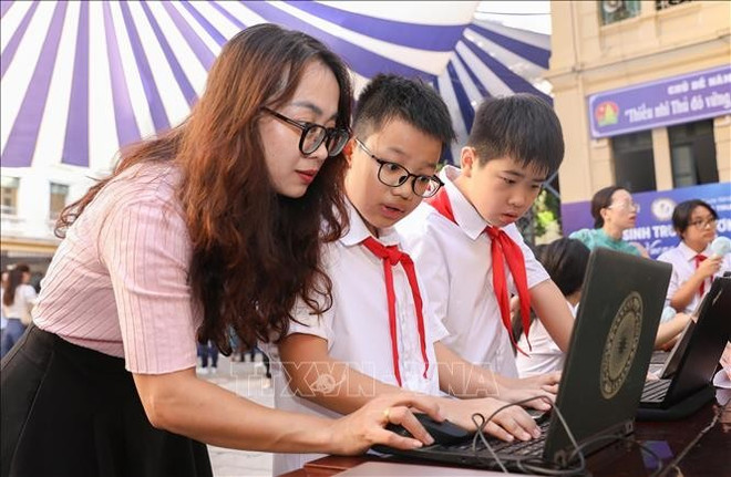 Des élèves de l'école secondaire Trung Vuong découvrent l'IA et les nouvelles technologies le jour de la rentrée scolaire 2025-2026. Photo : Thanh Phuong. Photo: VNA uuid0210ff6f-b323-4f6d-8f1c-05612bee5bc2code001library1type1mode1loctruecaptrue.jpg