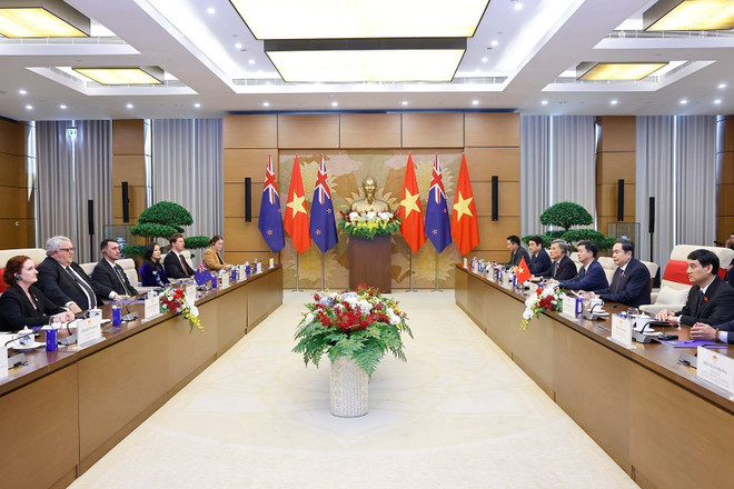 Entretien entre le président de l’Assemblée nationale, Trân Thanh Mân (droite) et le président de la Chambre des représentants de Nouvelle-Zélande, Gerry Brownlee. Photo: VNA vna-potal-chu-tich-quoc-hoi-tran-thanh-man-hoi-dam-voi-chu-tich-quoc-hoi-new-zealand-8240252.jpg