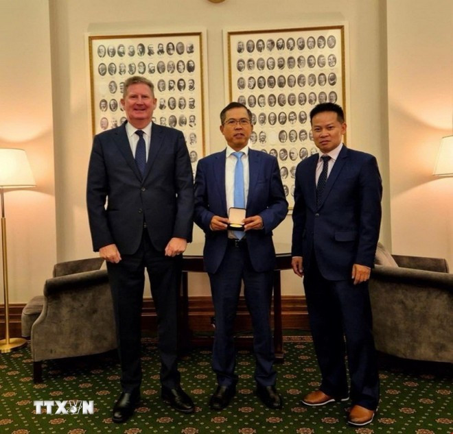 De gauche à droite: le président du Conseil législatif d'Australie-Méridionale, Terry Stephens l'ambassadeur du Vietnam en Australie, Pham Hùng Tâm et le membre du Conseil législatif, Tùng Ngô. Photo: VNA bang-nam-australia-coi-hop-tac-voi-viet-nam-la-mot-uu-tien-va-con-nhieu-tiem-nang2.jpg
