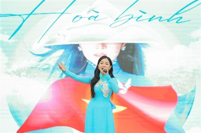 La chanteuse Nguyên Duyên Quynh interprète la chanson « Nguyện thề vì bình yên » vna-potal-le-ra-mat-video-nguyen-the-vi-binh-yen-8205967.jpg