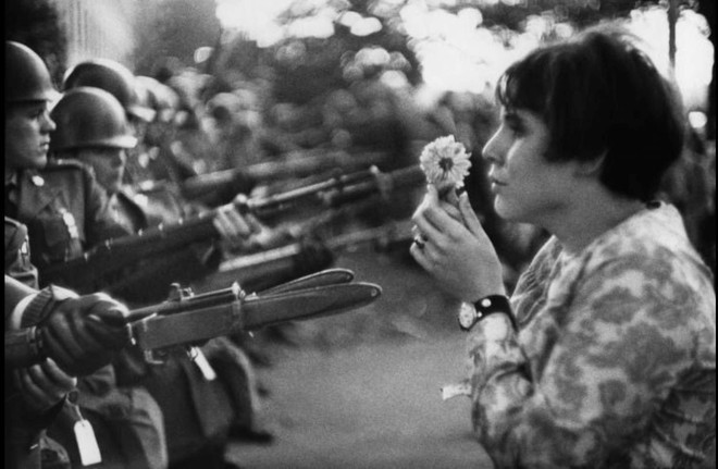 Photo de la jeune fille à la fleur, prise lors d'une manifestation contre la guerre à Washington en 1967. Photo: Marc Riboud marc-riboud-0603-2.jpg