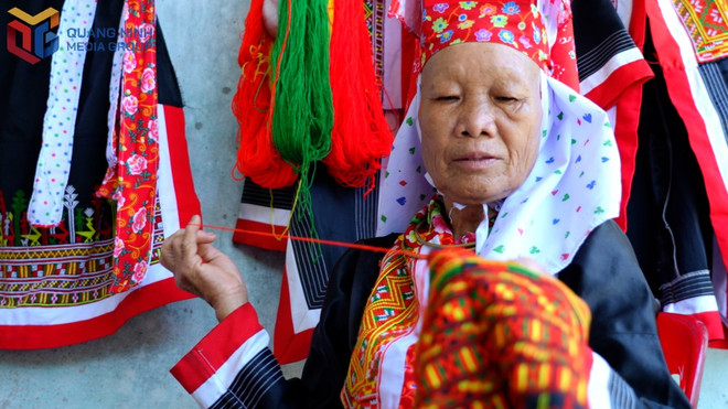 l'artisane Giêng Chông Sênh, gardienne de l'art de la broderie traditionnelle de l'ethnie Dao. Photo: baoquangninh.vn 2413629-wtm-a0b401b8b47c1e1a65d64780f023f2c4.jpg