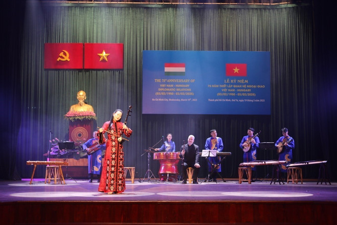 Un numéro artistique lors de la cérémonie marquant le 75e anniversaire de l’établissement des relations diplomatiques entre le Vietnam et la Hongrie. Photo: VNA vna-potal-thanh-pho-ho-chi-minh-ky-niem-75-nam-thiet-lap-quan-he-ngoai-giao-viet-nam-hungary-7921346.jpg