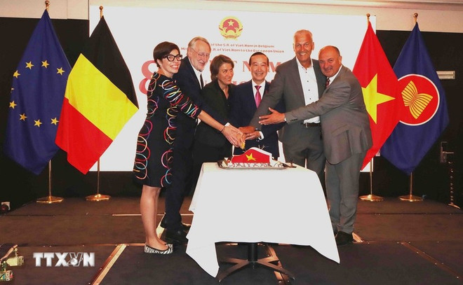L'ambassadeur du Vietnam, Nguyên Van Thao (3e de droite à gauche) et des responsables européens au banquet. Photo: VNA viet-nam-bi-eu-3.jpg