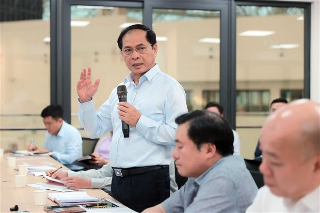 Le vice-Premier ministre Bui Thanh Son inspecte les préparatifs de la Foire d’Automne 2025. Photo: VNA vna-potal-pho-thu-tuong-bui-thanh-son-nghe-bao-cao-va-chi-dao-tien-do-hoi-cho-mua-thu-2025-8325753.jpg