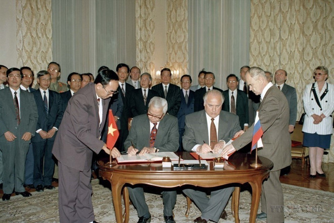 Signature du Traité sur les principes fondamentaux des relations d'amitié entre le Vietnam et la Russie. Photo: VNA vna-potal-75-nam-quan-he-ngoai-giao-viet-nam-lien-bang-nga-3011950-3012025-doi-tac-chien-luoc-toan-dien-khong-ngung-duoc-cung-co-va-tang-cuong-7818329.jpg