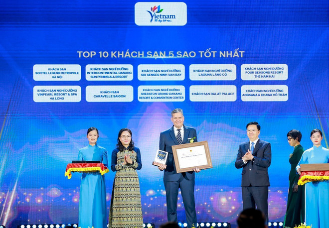 Remise du prix "Meilleur hotel". Photo: VNA vna-potal-le-trao-giai-thuong-du-lich-viet-nam-nam-2025-8300161.jpg