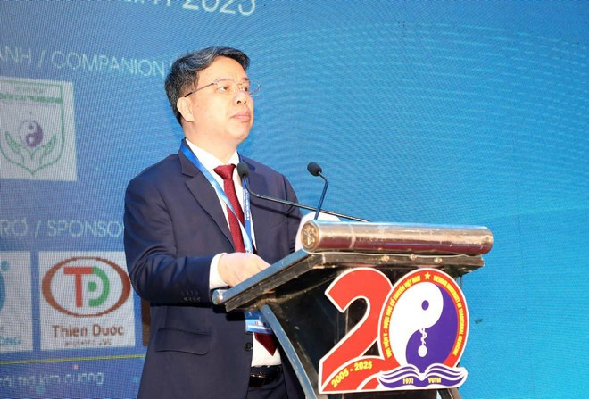 Le professeur agrégé Nguyen Quoc Huy, directeur de l'Académie vietnamienne de médecine traditionnelle et de pharmacie s'exprime à la conférence scientifique. Photo: Vietnam+ ong-huy.jpg