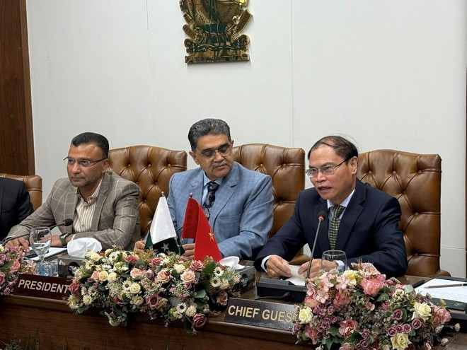 L'ambassadeur vietnamien Pham Anh Tuân (1er de droite) s'exprime à la séance de travail avec la Chambre de commerce et d'industrie de Lahore. Photo: VNA buoc-phat-trien-moi-trong-quan-he-ngoai-giao-viet-nam-pakistan-2309-2.jpg