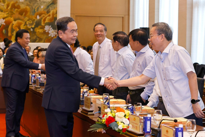 Le président de l'Assemblée nationale, Trân Thanh Mân au séminaire. Photo: VNA chu-tich-quoc-hoi-tran-thanh-man-voi-dai-bieu-anh-ttxvn.jpg