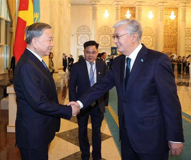 Le secrétaire général du PCV Tô Lâm (gauche) et le président kazakh Kassym-Jomart Tokayev. Photo: VNA thumbstand-11.jpg