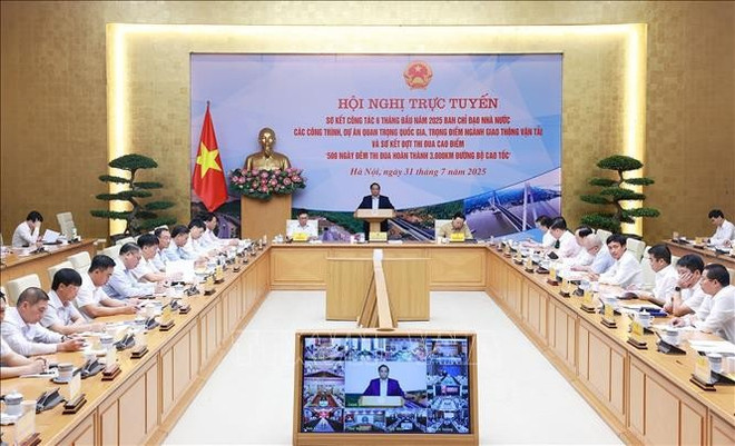 Le Premier ministre Pham Minh Chinh préside la 19e réunion du Comité d'État de pilotage pour les ouvrages et projets nationaux importants dans le secteur des transports. Photo: VNA thu-tuong2-310725.jpg